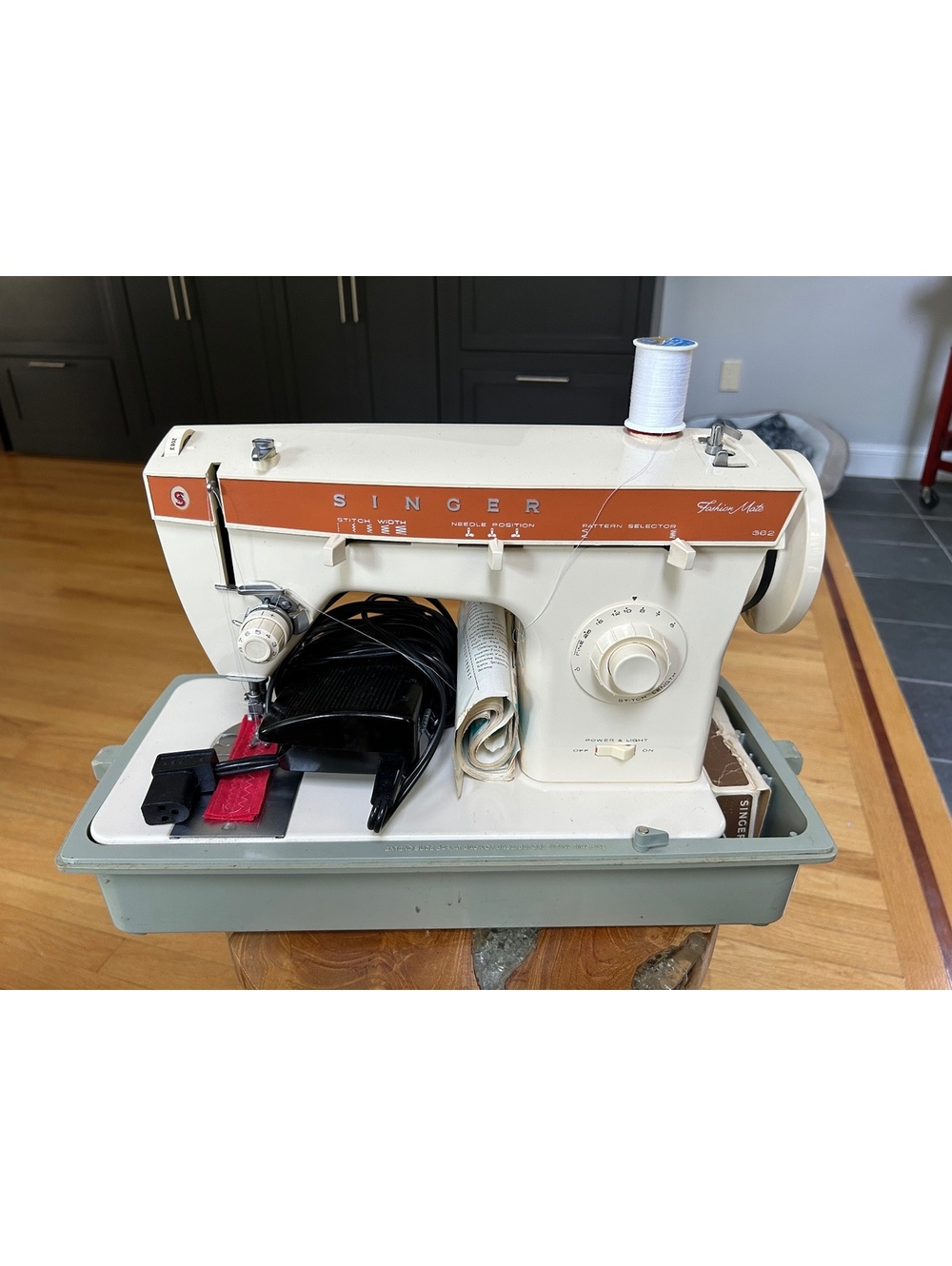 Singer Fashion Mate 368 Sewing Machine with Foot Pedal & Case